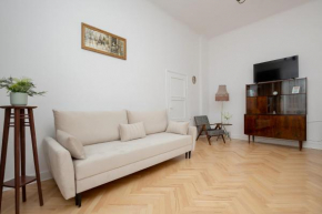 Spacious Vintage 1930's Inspired Apartment by Noclegi Renters